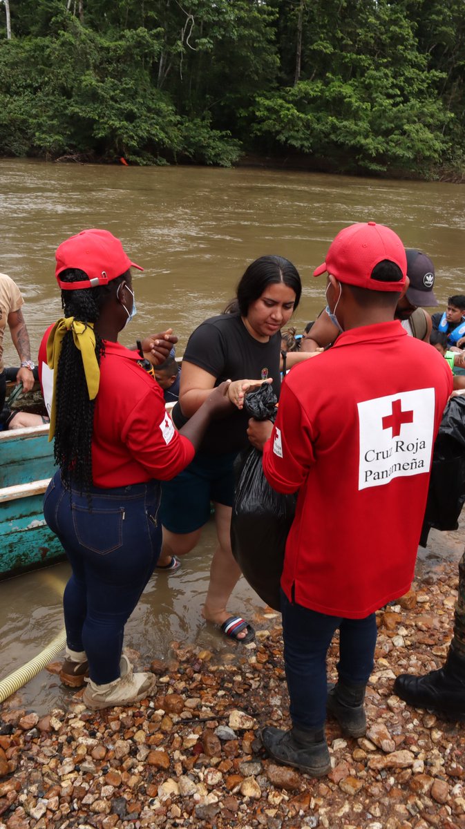 #DíaMundialdelaAsistenciaHumanitaria #Estamosaquí pase lo que pase <a href="/CruzRojaPanama/">Cruz Roja Panameña</a>
Rendimos honor a todos los voluntarios y trabajadores humanitarios. 
Su propósito es salvar y proteger vidas, así como auxiliar a los afectados atendiendo sus necesidades básicas para sobrevivir 👏🏻