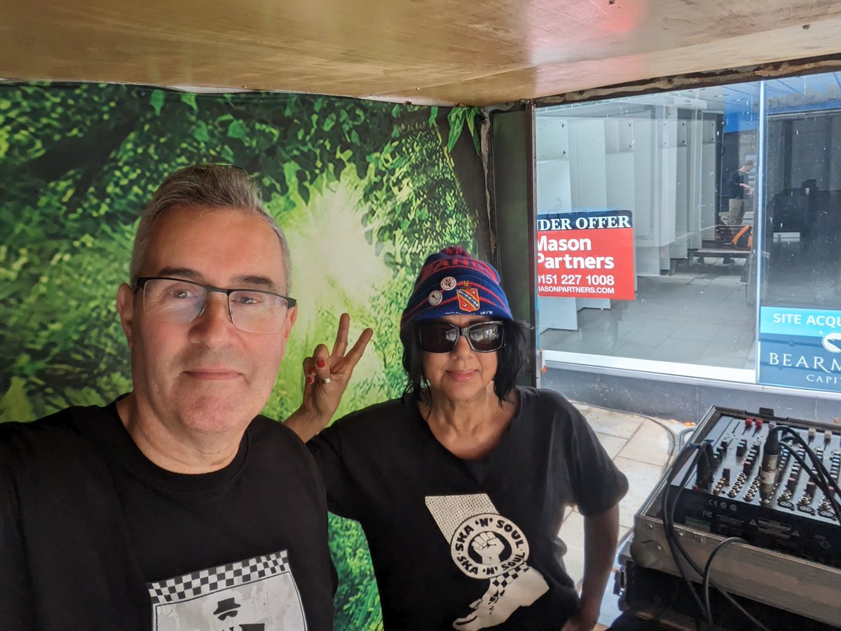 BSkansoul's tweet image. Bskansoul in the high street with @MerylSebon playing her part , she's a great asset to our group page on Facebook btw 👍🏻✊🏻