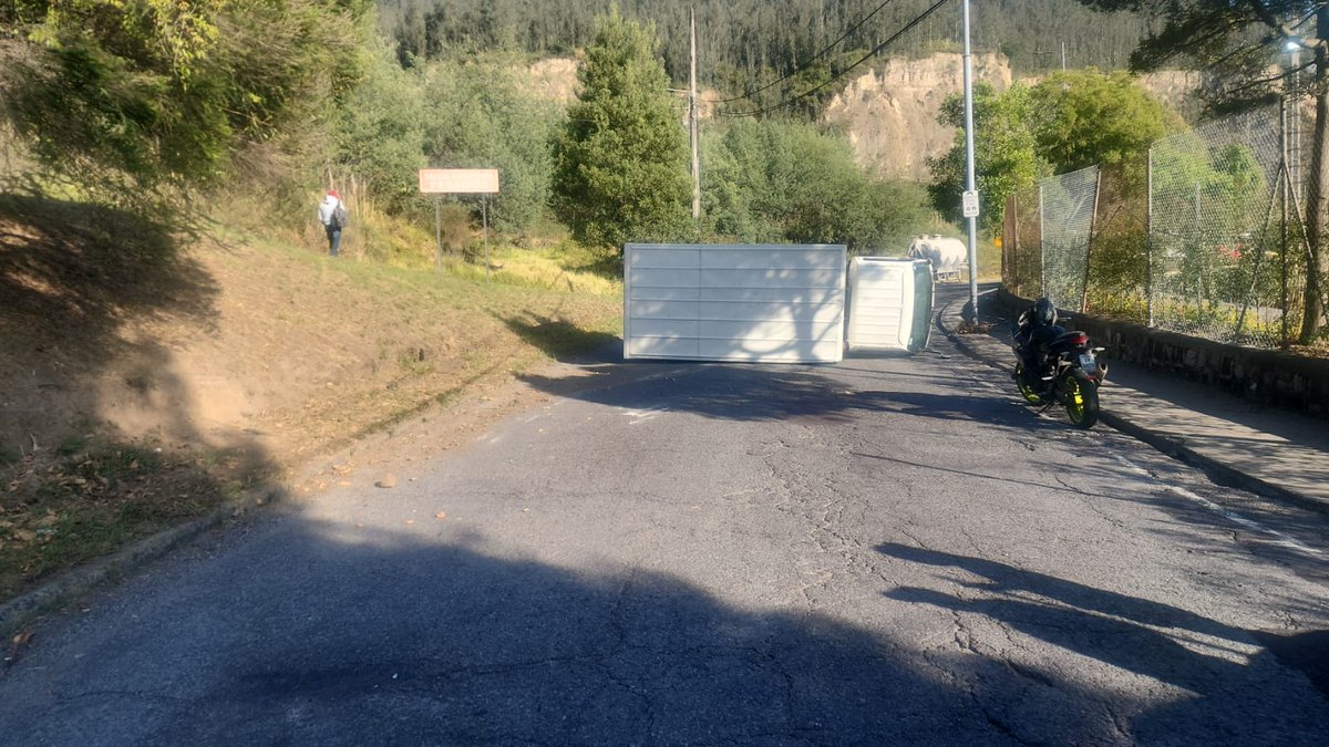 AMT_Quito's tweet photo. 🚨#AMTInforma | Registramos un siniestro de tránsito en la av. Interoceánica, salida hacia la av. Simón Bolívar al norte, sector Hormigonera. Se cierra la av. Interoceánica en sentido oriente-occidente.

Gestionamos el tránsito en la zona. https://t.co/Gp3Uy9Jbou