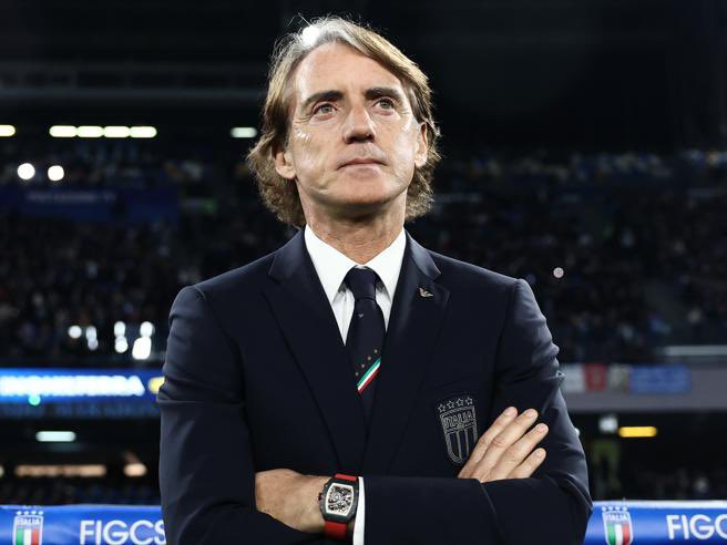 Sportellate_it's tweet photo. "[...] La testa rimane a Wembley ma il tempo passa. Mancini sembra disinteressato alla Nazionale e non manca mai occasione di mostrarlo. Si annoia e vuole andare via. Inizia la ricerca dello scontro, del pretesto.”

(1/6) https://t.co/uKY1nFNhnW
