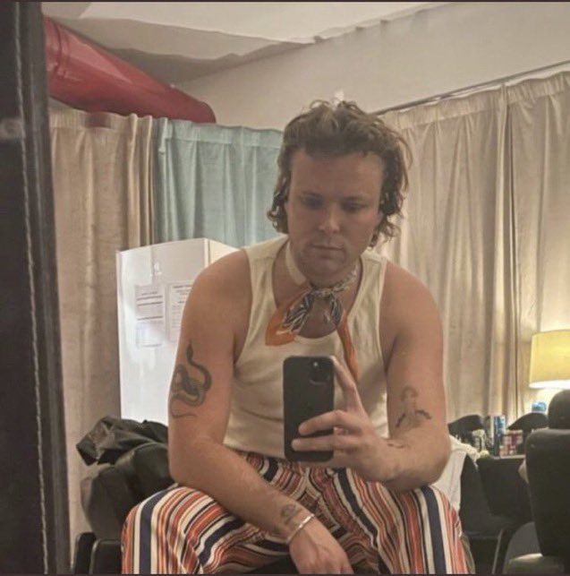 5SecsOfB0yband's tweet photo. Category is Ashton Irwin making phones look tiny as hell https://t.co/oG1Td3UYBa