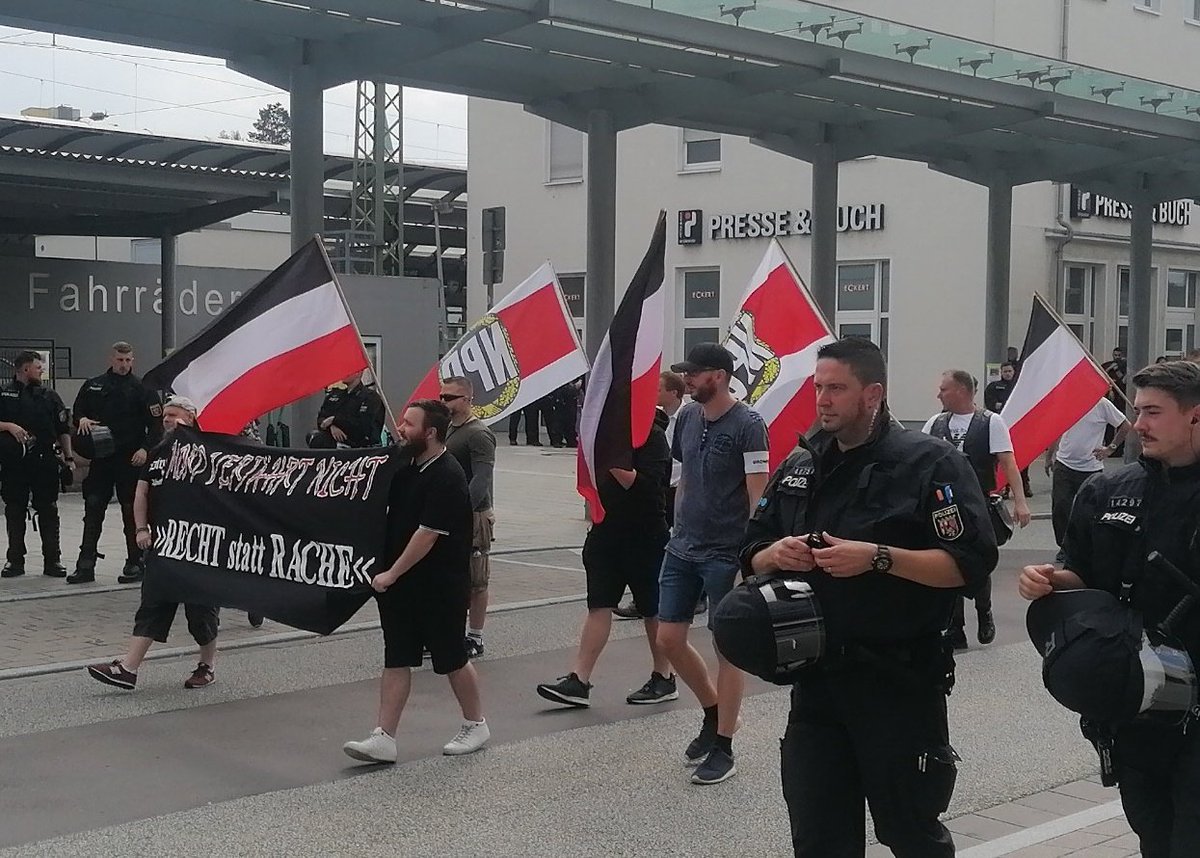 ThomasPWue's tweet image. 15:07 Die Neonazis laufen los sie skandiren "Rudolf Heß das war Mord" #kl1908