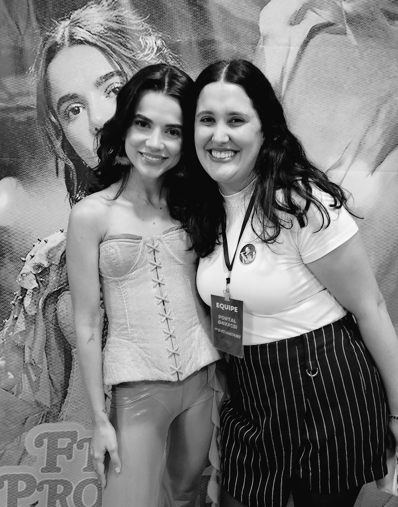 bitencourtste's tweet image. Ontem eu fiz a loucura de ir pro show da Manu Gavassi com o joelho luxado, muita dor e uma joelheira compondo o look. Fiquei grudada no palco. E posso dizer sem sombra de dúvidas que foi a melhor noite da minha vida!

Ela foi a minha cura! 
Te amo pra sempre @manugavassi 🤍