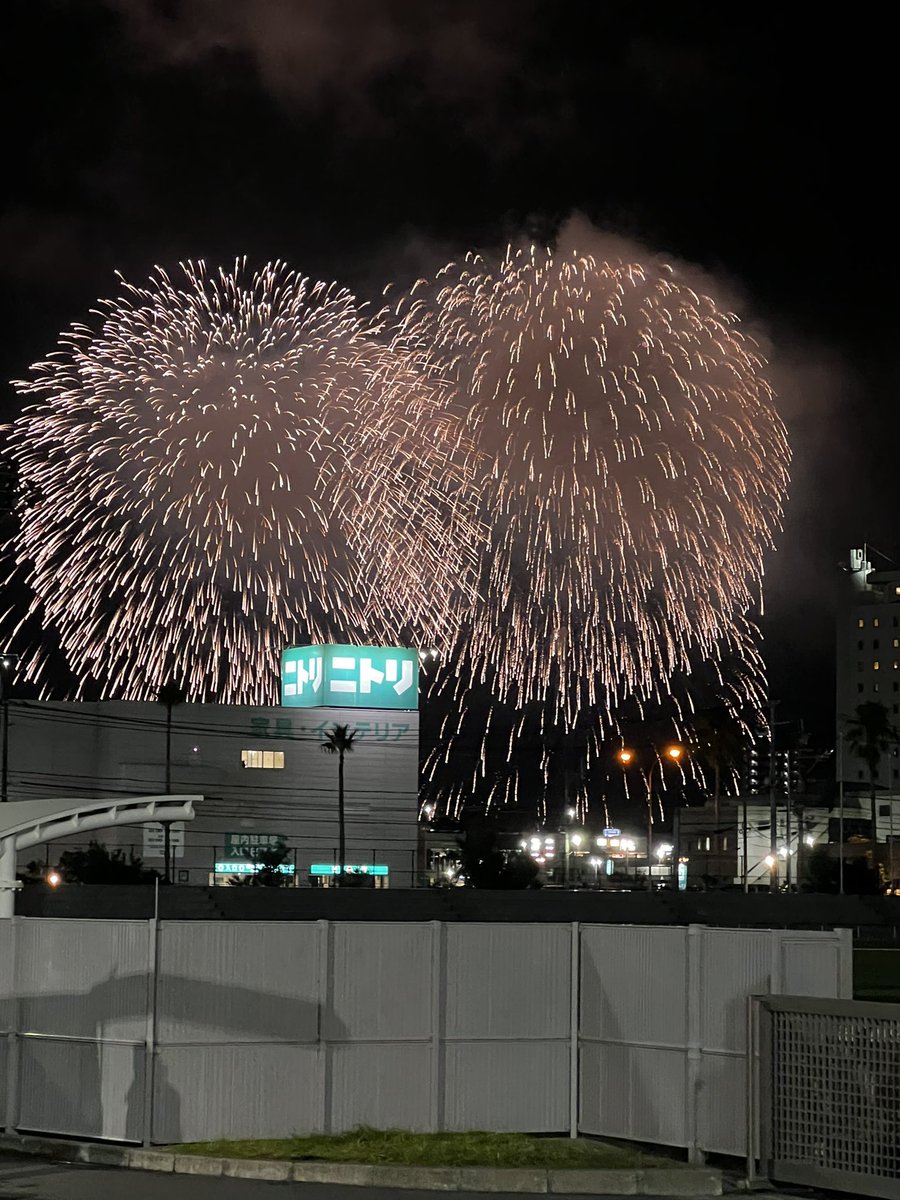 chi_hiro09's tweet photo. 結局近くの競技場まで見に行ってました🎇 https://t.co/jBJ2plcx9G