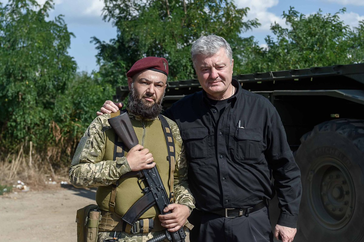poroshenko's tweet photo. Марунові берети — символ, гордість та честь десантника. Відзнака для найдостойніших, символ звитяжних лицарів. 

Коли в 2017 році ми замінили радянські блакитні на горді марунові берети з крилатою емблемою, це стало останнім кроком, аби остаточно відірвати наші десантно-штурмові війська від російської школи та повернули у європейську мілітарну традицію. 

Досі пам'ятаю емоції, які відчував, коли передавав командуванню ДШВ нові символи на Михайлівській площі. І важко втримати радість та гордість, коли побачив їх сьогодні тут, на фронті. Омиті кров'ю та потом, але ніколи не ганьбою. 

Цього разу приїхали до своїх, до старих друзів, яким вже давно допомагаємо. 

Запит у хлопців та дівчат був простий — треба щось таке, щоб ви��озити артилерію з поля бою, прохідне, просте у використанні, щоб приїхав, підняв і погнав. Тож — 2 Foden’и і пікап передаємо хлопцям із 148 ОАБР Десантно-штурмових військ.

Бійці вчаться дуже швидко. Наші водії провели короткий інструктаж і «малюки» відразу поїхали в роботу.

А от 79-ці передали пункт управління БпЛА на базі DAF’у, щоб керувати «Посейдонами» можна було не з однієї обладнаної точки, а з тої, де зможе проїхати ця вантажівка. Тобто з будь-якого місця)

Вкотре був щасливий зустрітися з нашими бійцями, з тими, хто тримає лінію оборони. З тими, хто завжди перші.

Вони нищать ворога — ми допомагаємо.