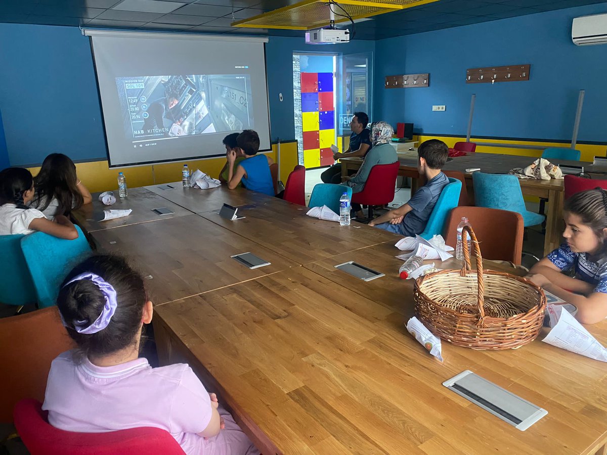 Deneyap Makeathon Teknofest e başvuran öğrencilerimizle fikir alışverişinde bulunarak toplantı sonrası sinema izledik.
#GSBGM