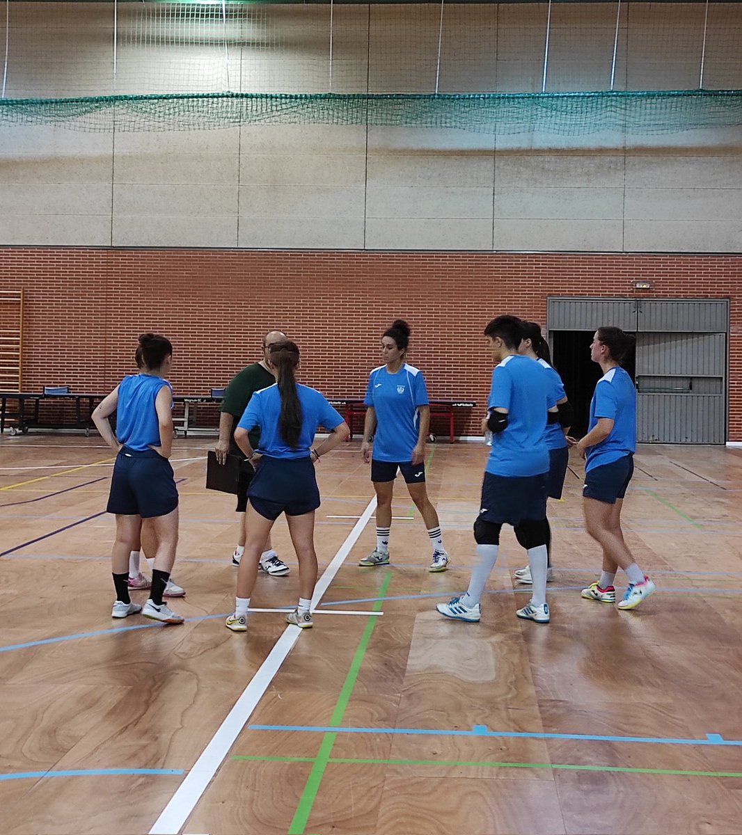 CDLeganesFS_Fem's tweet photo. PRETEMPORADA | El primer equipo ha completado hoy una semana entera llena de mucha intensidad, carga física y conceptos. Las chicas siguen trabajando a las órdenes de Ángel Saiz.

#VamosLega 🥒🤍💙 https://t.co/aQRQQAqWab