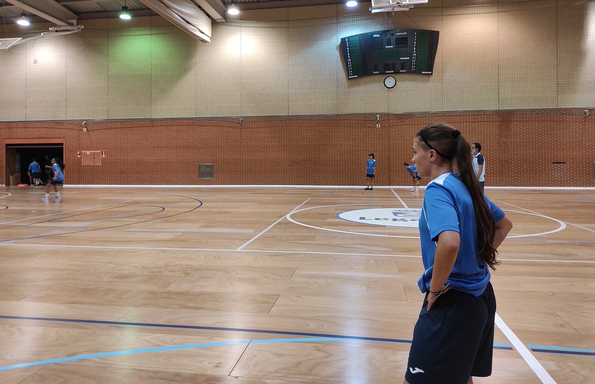 CDLeganesFS_Fem's tweet photo. PRETEMPORADA | El primer equipo ha completado hoy una semana entera llena de mucha intensidad, carga física y conceptos. Las chicas siguen trabajando a las órdenes de Ángel Saiz.

#VamosLega 🥒🤍💙 https://t.co/aQRQQAqWab