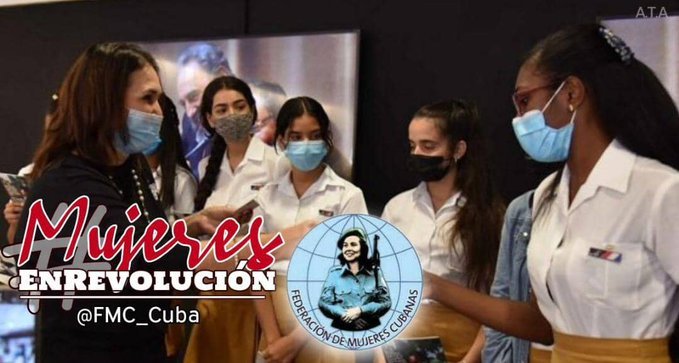 Mujeres Cubanas, unidas en esa palabra: cubanas, y unidas en esa bandera que llevan en sus manos #MujeresEnRevolución #CubaPorLaVida #CubaCoopera @cubacooperaven @MINSAPCuba @japortalmiranda. @cuba