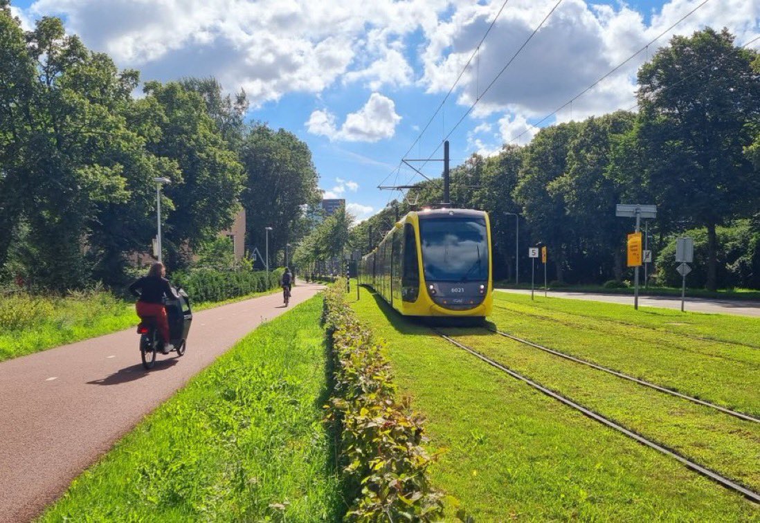 dirkjanjanssen's tweet photo. Países Bajos está clasificado como el número 1 a nivel mundial en satisfacción de los automovilistas.

Parece que cuando se invierte en transporte público y ciclovías, menos personas se ven obligadas a manejar, lo que reduce la congestión y hace que manejar sea más placentera. https://t.co/rMqtcmpSdj