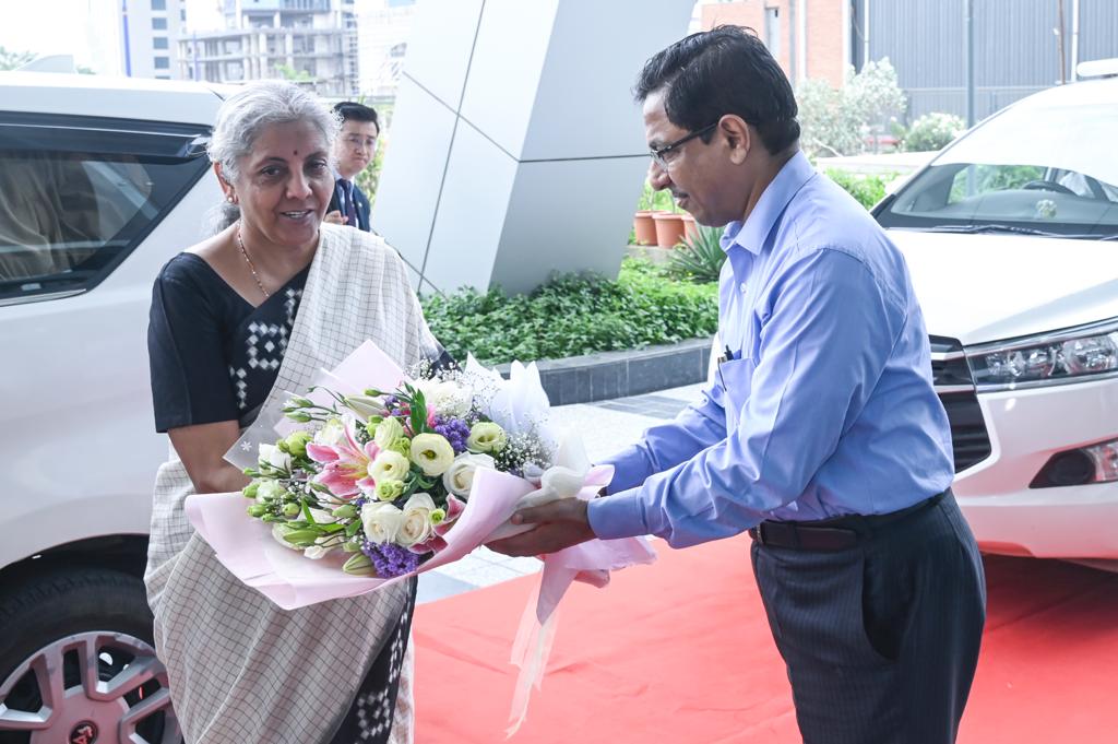 IFSCA_Official's tweet photo. Hon’ble Finance Minister Smt. Nirmala Sitharaman today visited IFSCA’s office and reviewed progress of various initiatives taken by the Govt. of India to make GIFT-IFSC a world class financial service centre. Refer to press release for more details:
https://t.co/EGibRqTOjN https://t.co/TYUZ8Z5LR5