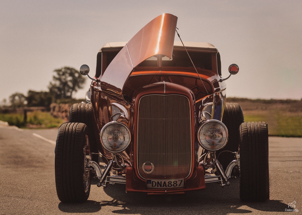 sjuab's tweet photo. Vallåkraträffen is nothing short of paradise. It's a haven where these ageless beauties congregate, reminding us of the timeless charm of the classics. ✨⁠
⁠
#cars #vintage #sweden #passion #summer https://t.co/phasuy4pEg