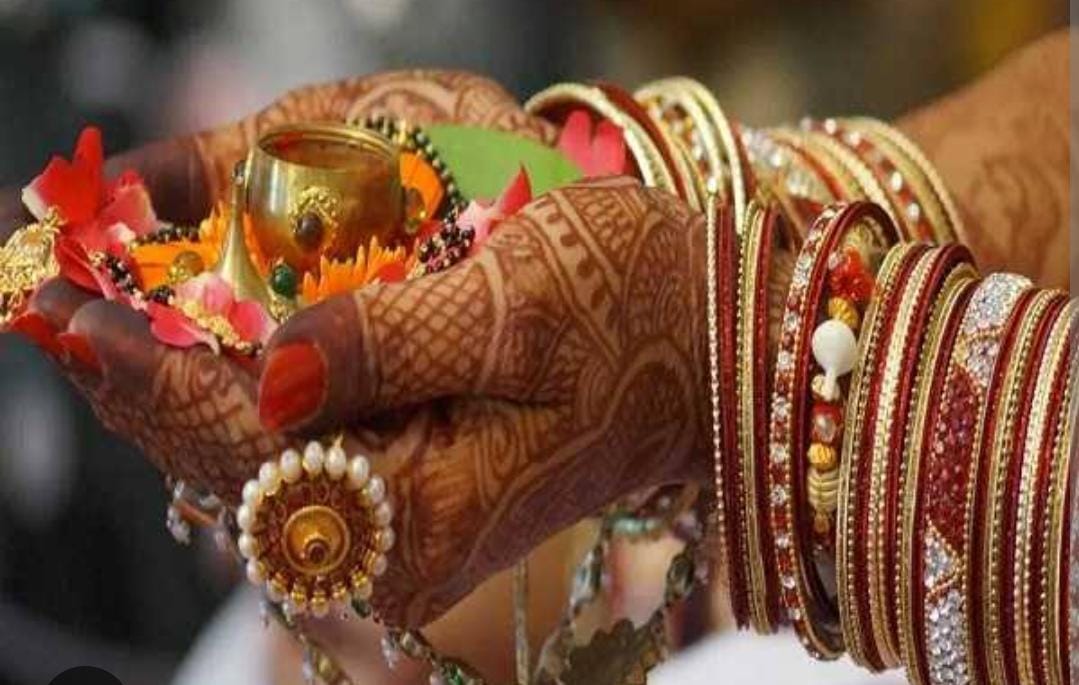 संकल्प शक्ति का प्रतीक और अखंड सौभाग्य की कामना का पर्व हरियाली तीज की सभी माताओं और बहनों को ढेरों शुभकामनाएं।
परम पावन व्रत हरियाली तीज सभी प्रदेश व देशवासियों के जीवन में सुख समृद्धि और खुशहाली लाएं।।
भगवान शिव एवं माता पार्वती की कृपा सदैव सभी पर बनी रहें।