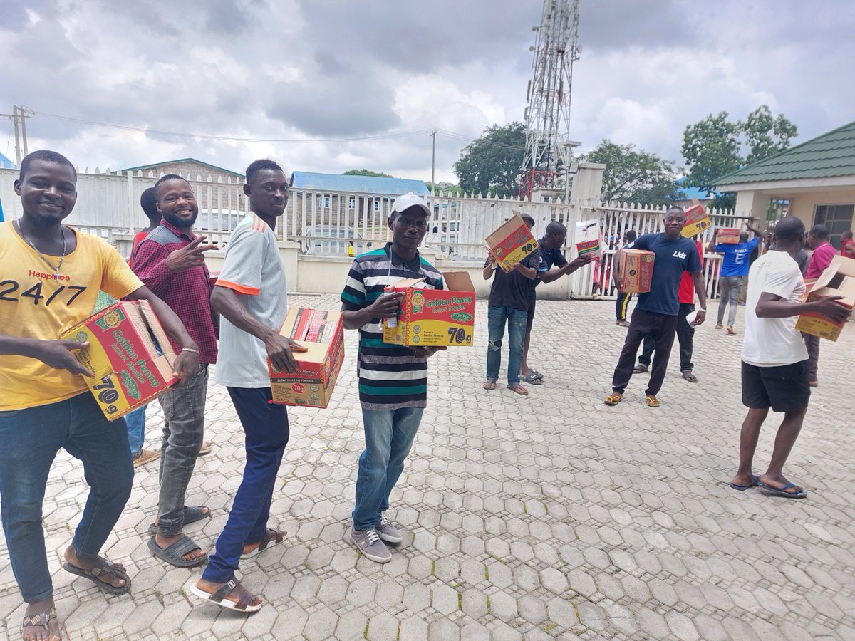 DYAFoundation's tweet photo. 18th of August 2023 nutritional intervention carried out to ameliorate hunger and malnutrition to the women and children who resides in one of the slums in Abuja environs (Gwarinpa, Abuja). https://t.co/GWQ1L73dWZ