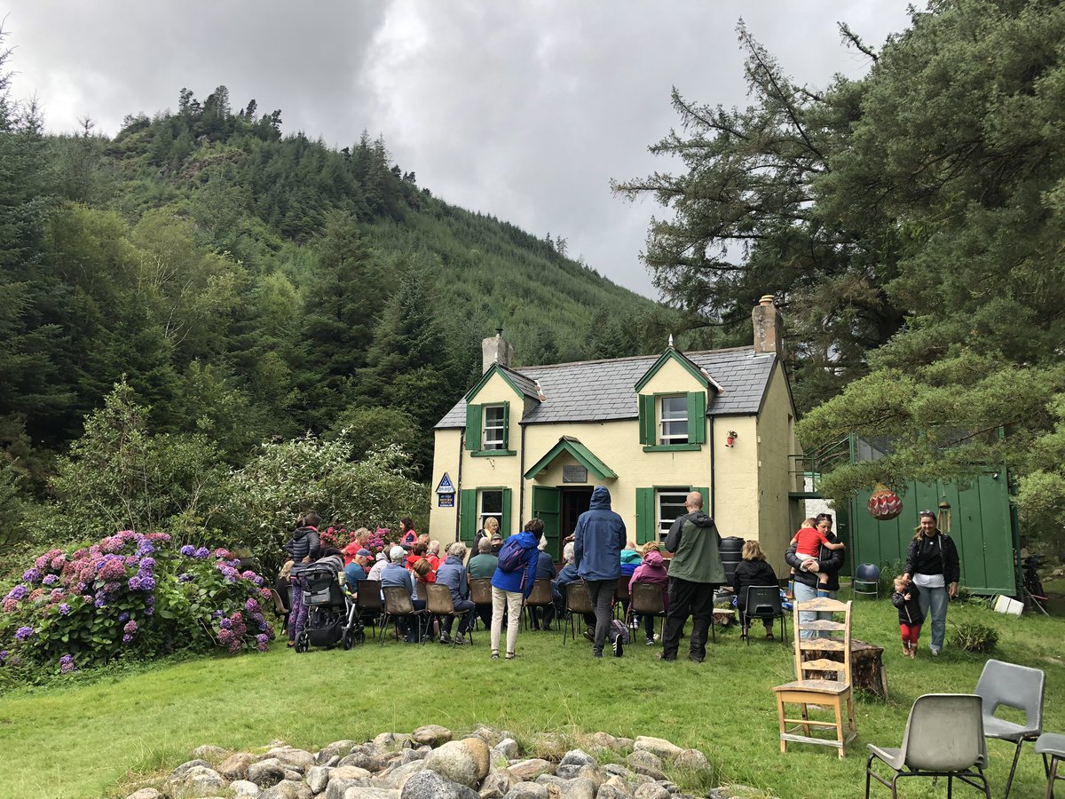 Great turn out in Glenmalure for the second @CUP_HAT_ #HeritageWeek2023 event. This time we’re here by invitation of Glenmalure Pure Mile who’ve put on a fab morning’s events. @MisstearDavid lead citizen science activities & we’ve had our 3D model and digital archives on display!