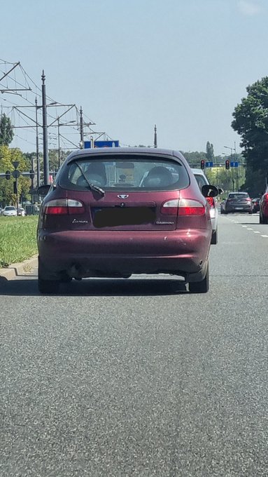 Jest tak gorąco, że ludziom wypadają niedopałki z rąk na skrzyżowaniach. Na szczęście stałam dzisiaj