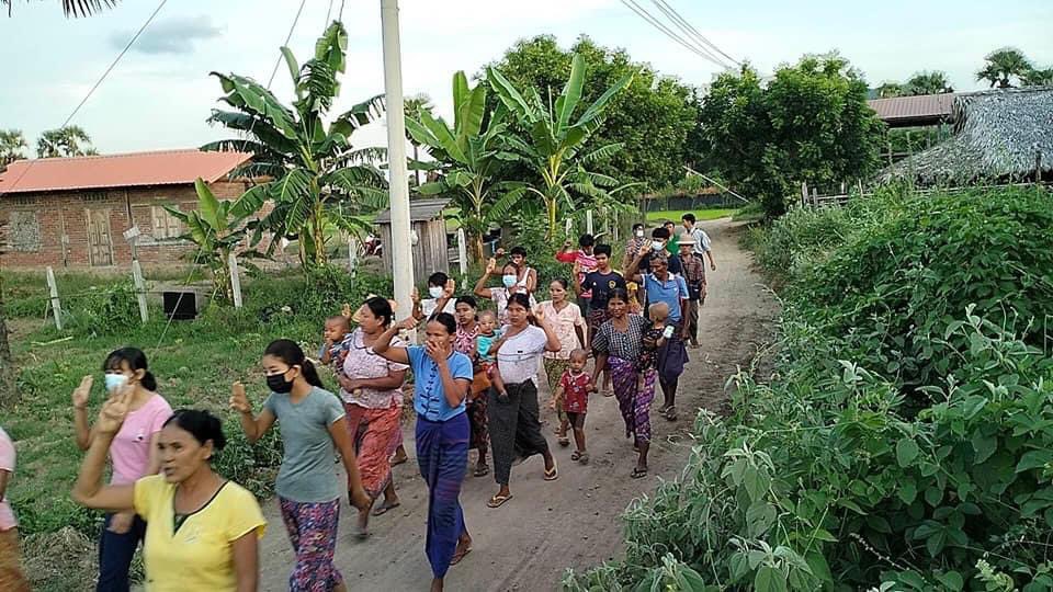 KYITHAR95368969's tweet photo. Shwe Yae Kyi’s protest movement led by local residents from #Yinmarbin Twp, #Sagaing Region, regularly marched in a village to uproot the #MilitaryDictatorship on Aug19.

#HelpMyanmarIDPs      
#2023Aug19Coup            
#WhatsHappeningInMyanmar https://t.co/W4tV1eGPre