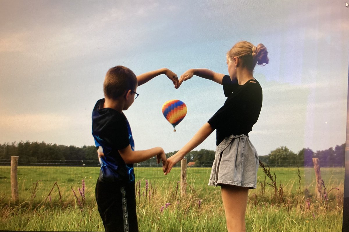 Dickbenik's tweet photo. Als opa op pad gaat met de ballon, vinden de kleinkinderen het leuk om te volgen #ballonstof https://t.co/M7lVY3Pobj