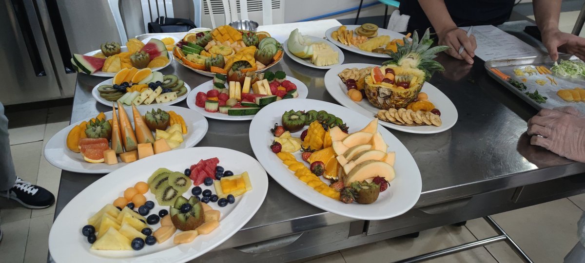 chillncoffee's tweet photo. we made fruit platters for our garde manger lab today🥰 https://t.co/B3obfMFObz