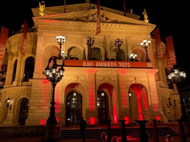 TobiasOsseforth's tweet photo. Herzliche Glückwünsche meinen Kollegen bei #Luther zur Nominierung zur #Kanzlei des Jahres für #Technologie und Medien bei den #JuveAwards2023! Ich freue mich riesig.  @Luther_RA 
https://t.co/xjYApeXw2N https://t.co/ae2w3uXlNb