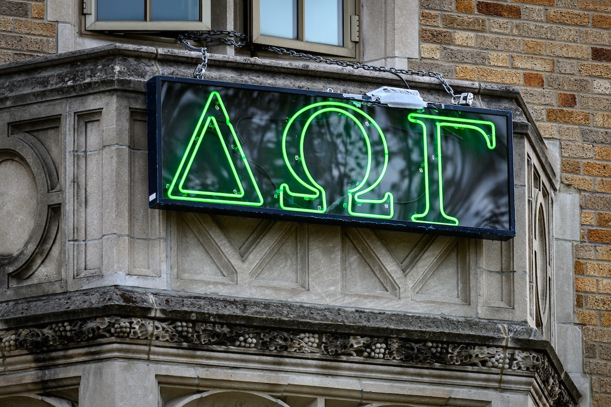 NDAlumni's tweet photo. After a year-long renovation, Alumni Hall reopens its doors for the fall semester! Residents can now enjoy a lounge on the first floor and a green roof. #HomeSweetHall

•Nickname: Dawgs 🐕
•Notable resident: Jerome Bettis '22
•Greek letters above the door spell out "dog" https://t.co/8CZd3pNMlU