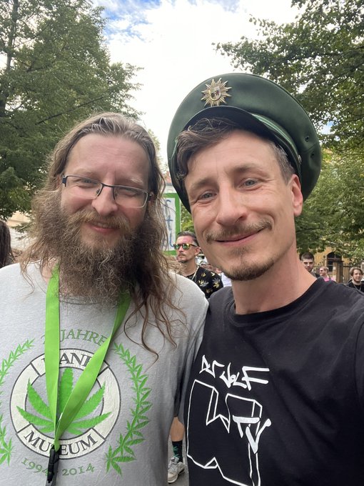 #throwback #hanfparade2023 wir machen weiter bis wir es geschafft haben #Legalisierung @UsualRedAnt @hanfverband<a href="/tag/throwback"class="tags">#throwback</a><a href="/tag/hanfparade2023"class="tags">#hanfparade2023</a><a href="/tag/legalisierung"class="tags"><span>#legalisierung</span></a>
