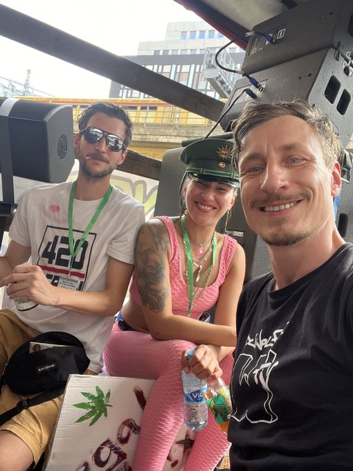 #throwback #hanfparade2023 wir machen weiter bis wir es geschafft haben #Legalisierung @UsualRedAnt @hanfverband<a href="/tag/throwback"class="tags">#throwback</a><a href="/tag/hanfparade2023"class="tags">#hanfparade2023</a><a href="/tag/legalisierung"class="tags"><span>#legalisierung</span></a>