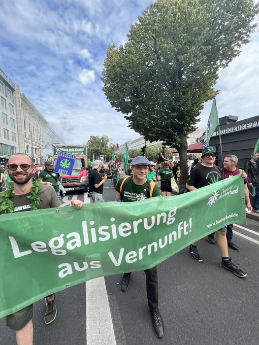 #throwback #hanfparade2023 wir machen weiter bis wir es geschafft haben #Legalisierung @UsualRedAnt @hanfverband<a href="/tag/throwback"class="tags">#throwback</a><a href="/tag/hanfparade2023"class="tags">#hanfparade2023</a><a href="/tag/legalisierung"class="tags"><span>#legalisierung</span></a>