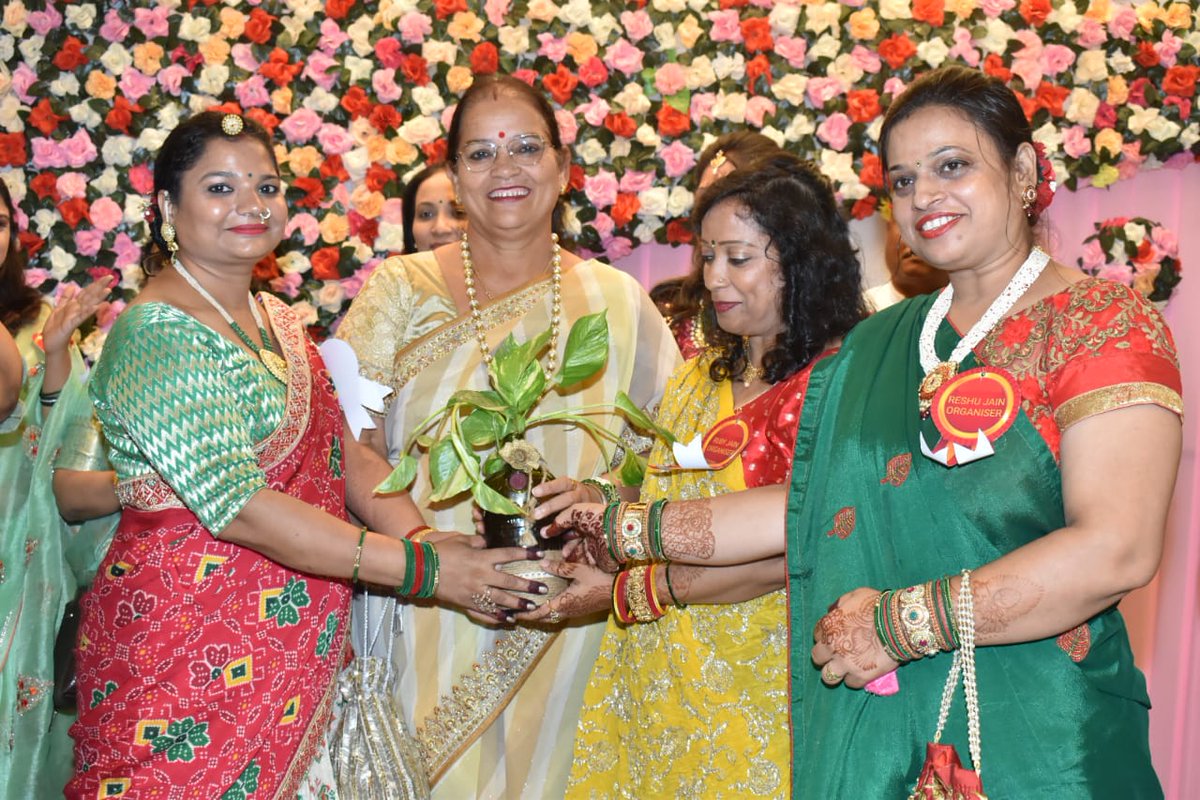 आज लखनऊ में जैन समाज द्वारा हरियाली तीज उत्सव में हिस्सा लिया जहा महिलाओं ने इसे बड़े धूमधाम से मनाया। यह आदिकाल से ही चल रहे रूपक आयोजन का अभिनंदन है जो अवश्य ही समाज की सांस्कृतिक और सामाजिक एकता को बढ़ावा देता है।
#HariyaliTeej