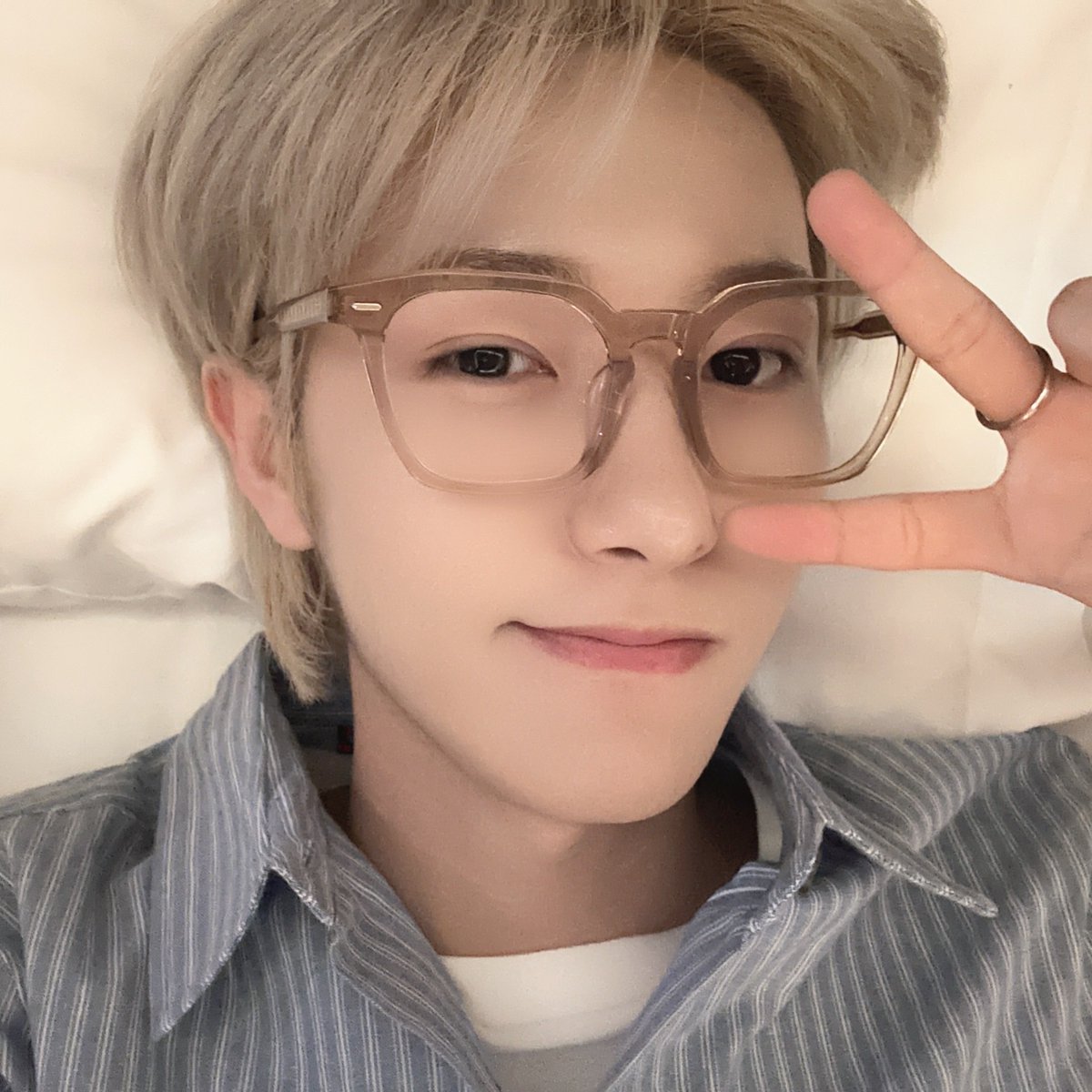 ROLO0323's tweet photo. HUANG RENJUN YOU'RE SO FINE SJSHSFSKSJS https://t.co/krrLXo856N