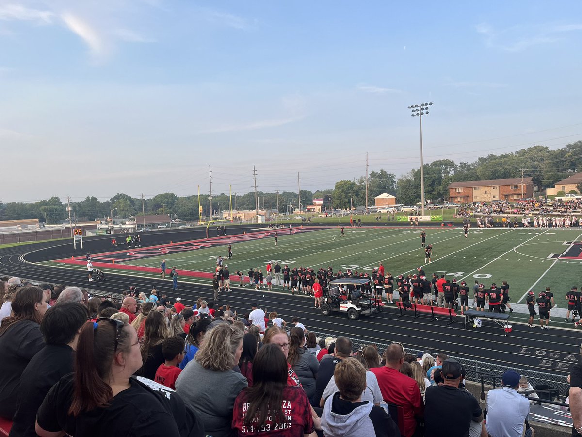 _Mr_Attack's tweet photo. Had to make a pit stop to check out this freshman’s varsity debut first game of the season🏈 This dude has come a long way. Proof you get what you work for! #keepdoinwhatyoudo #GoBerries  💪🏾@2027Blackout https://t.co/l0xN2oE2mE