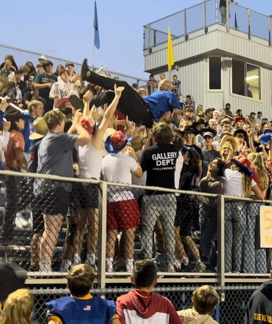 You know you’re doing something right when the student section WANTS to throw the assistant principal in the air (and doesn’t drop him) after a touch down!!
Love Friday nights lights in Kendallville! <a href="/ENHighSchool/">EN High School</a> @NickEDavid