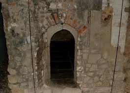 Magpie Alley between Bouverie and Whitefriars Street has a hidden treasure, of a 700-year-old crypt displayed in a glass case. This is the only remains of the Whitefriars Monastery hidden beneath a house, where the vault was used as a coal cellar.