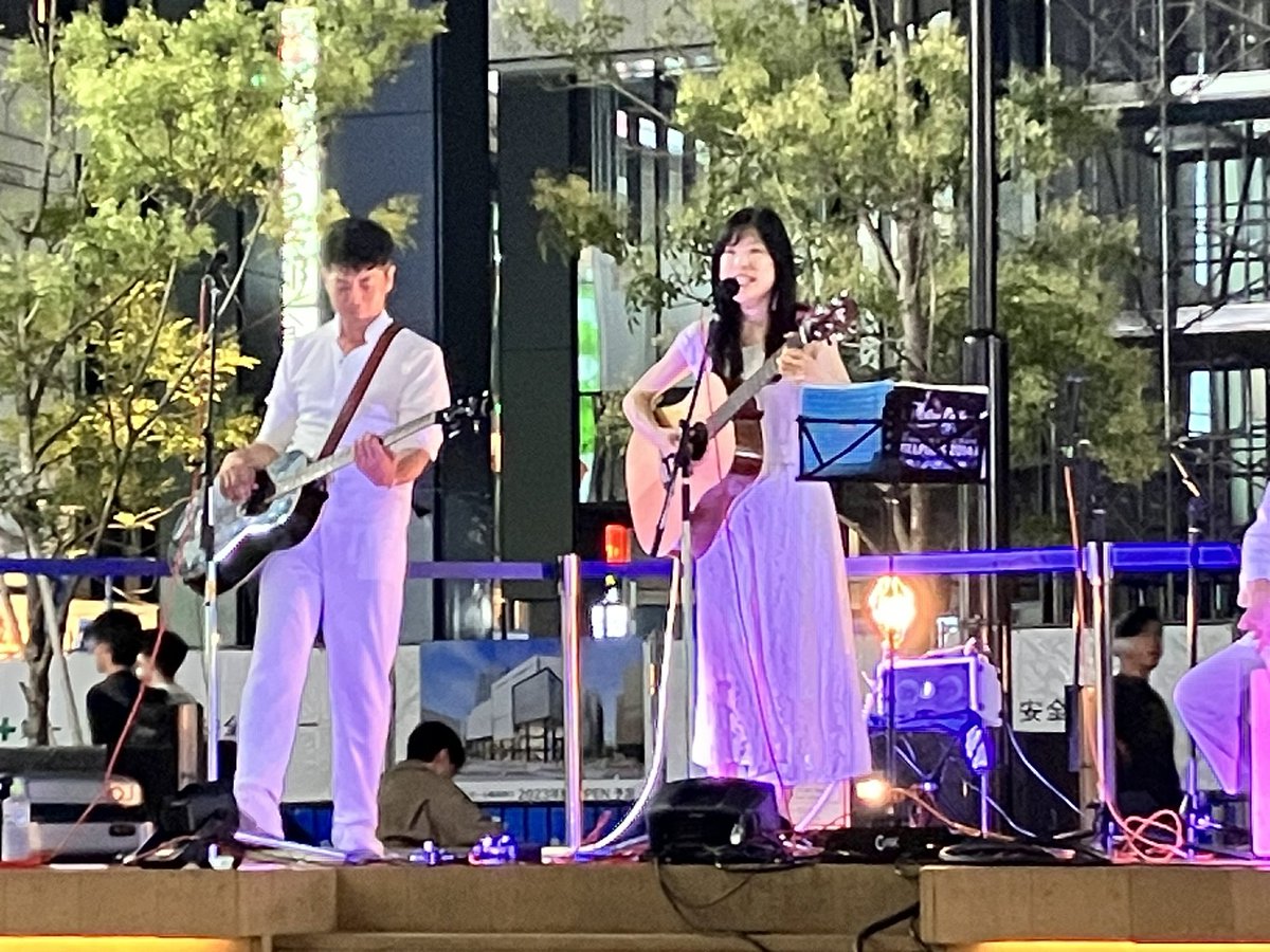 aotn0322's tweet photo. YOKOHAMA CITY MUSIC(横浜ビブレ)
JerryfishMoonさんがサポートのお二人を呼んで、久しぶりの4人体制に🎵
横浜の真ん中のステージで聴く時の手紙は、とても心に響きました😌
待ち合わせでたまたま来ていた人達も耳を傾けたり、素敵な時間でした✨
#JerryfishMoon
#アザカミコウヘイ
#ツジユカリ https://t.co/vYjv18PUFL