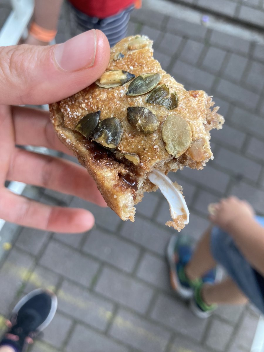 superbeeb's tweet photo. @JumboSupermarkt WoW, jumbo! In 2 van onze pompoenpitbroodjes van jullie filiaal in Rijssen zaten stukken plastic bestek https://t.co/T5fF1G1uCU