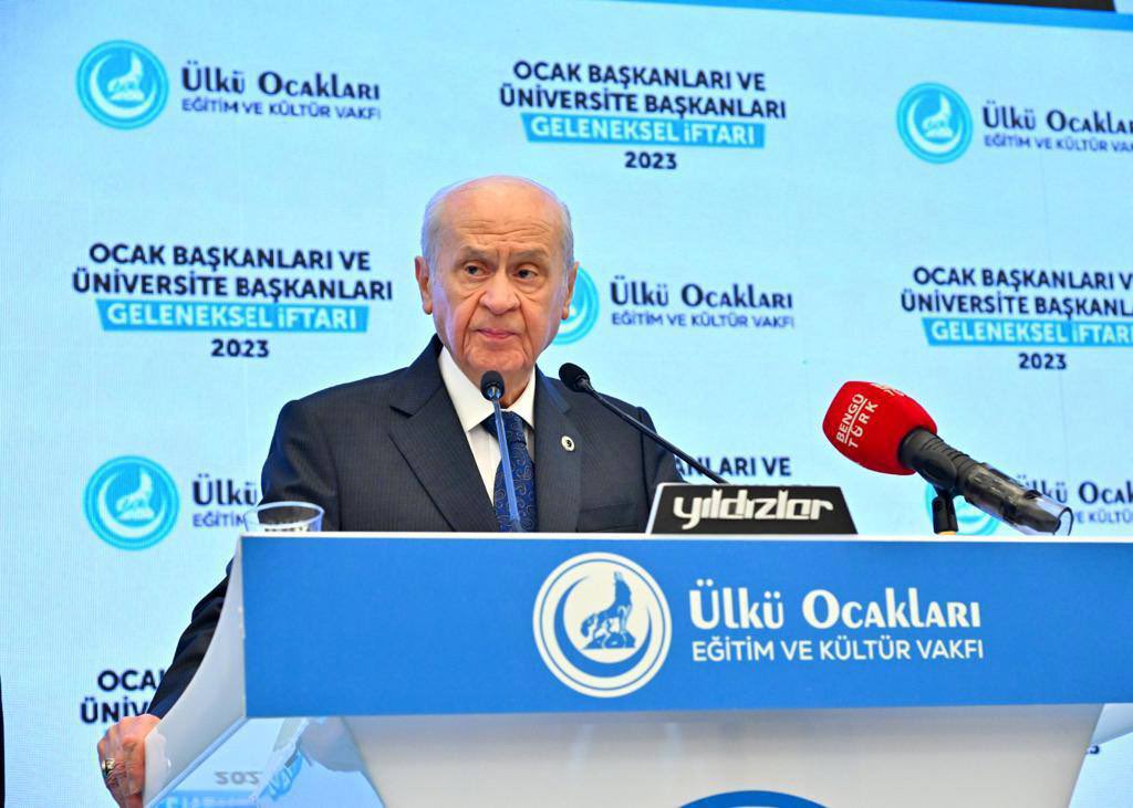 ayyildirim1's tweet photo. Şayet sınırlarımızın diğer bölgelerinde, ABD takviyeli husumet kuşatması devam ederse günü geldiğinde akıbetin nelere yol açacağını, iki ülke arasındaki görüş ve temas hattındaki mesafenin sıfıra düşmesi halinde nasıl bir hesaplaşmanın yaşanacağını bugünden kestirmek elbette mümkün olmayacaktır.

Bu itibarla terörle aynı hizada bulunan, aynı hedefte buluşan hangi ülke varsa aklını başına alması tarihi önem ve değerdedir.

Liderimiz Sayın Devlet Bahçeli
