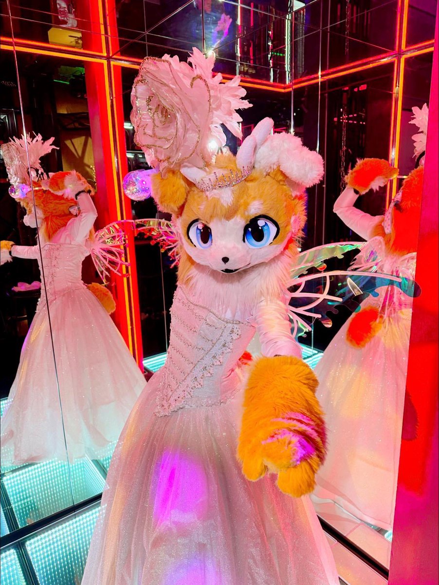 Bibbidi bobbidi boo 🪄✨
Yuzu the Fairy Godmother 🧚
In theme Queen B 👑

#SocialNight_17 
#FursuitEveryday
☕️: @500cafebangkok