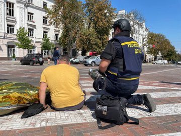 ReznikRina's tweet photo. Я хочу публічно звернутися до @SESU_UA. 
Працівники ДСНС стали для нас національними героями. Кожного дня вони витаскують наших людей з лап смерті. Невже вони не заслуговують поваги від своєї роботи і елементарного захисту їх життя якісними турнікетами, а не китайською підробкою? https://t.co/r14U07efEG