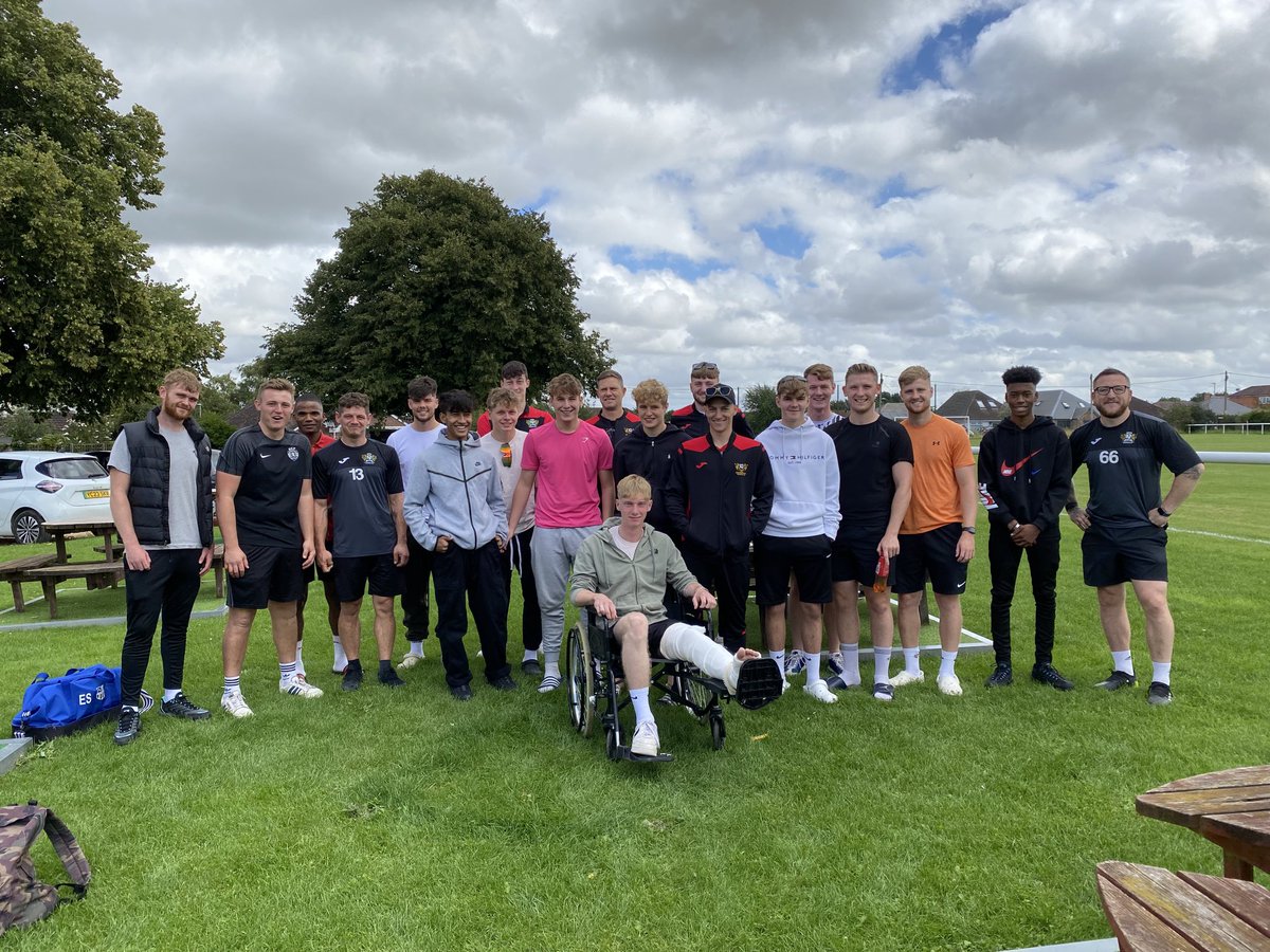 Salisburyrovers's tweet photo. Back with his team …. Good luck to ⁦@ludgershallsfc⁩ today 🔴⚫️ https://t.co/KyyqZZzGKJ