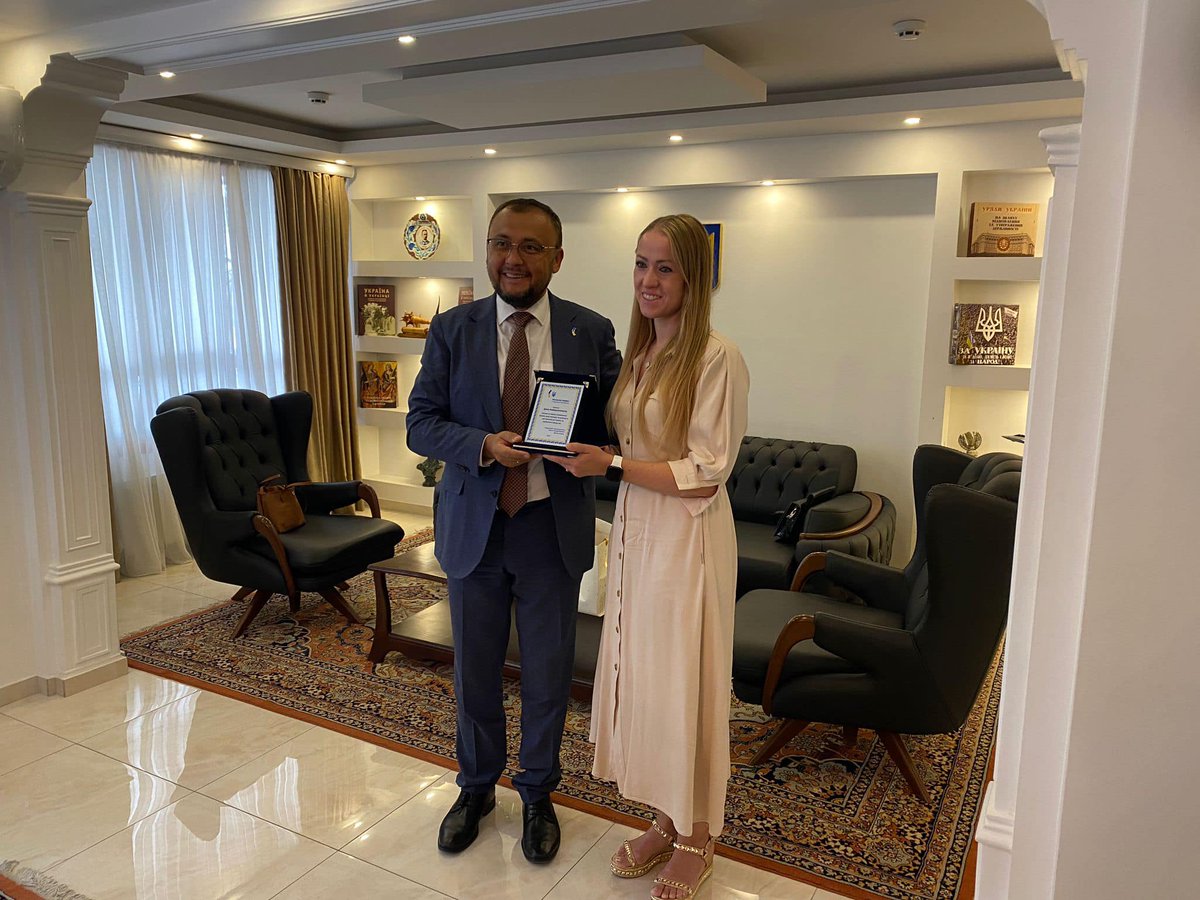 UkraynaDernegi's tweet photo. Віцеголову Української спілки відзначили подякою за волонтерську діяльність
Ukrayna Derneği Başkan Yardımcısı Gönüllülük Faaliyetleriyle Takdir Edildi https://t.co/21x5DHrgsL