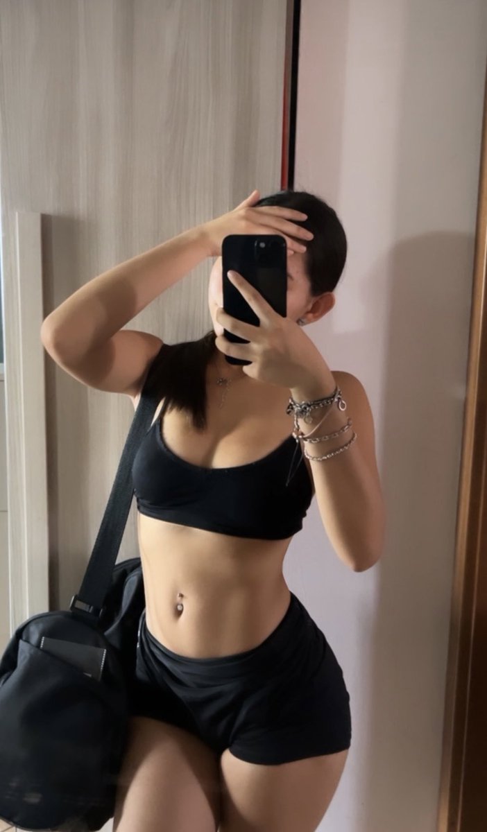 zzioperaa's tweet image. Anche con 50 gradi in palestra si va comunque