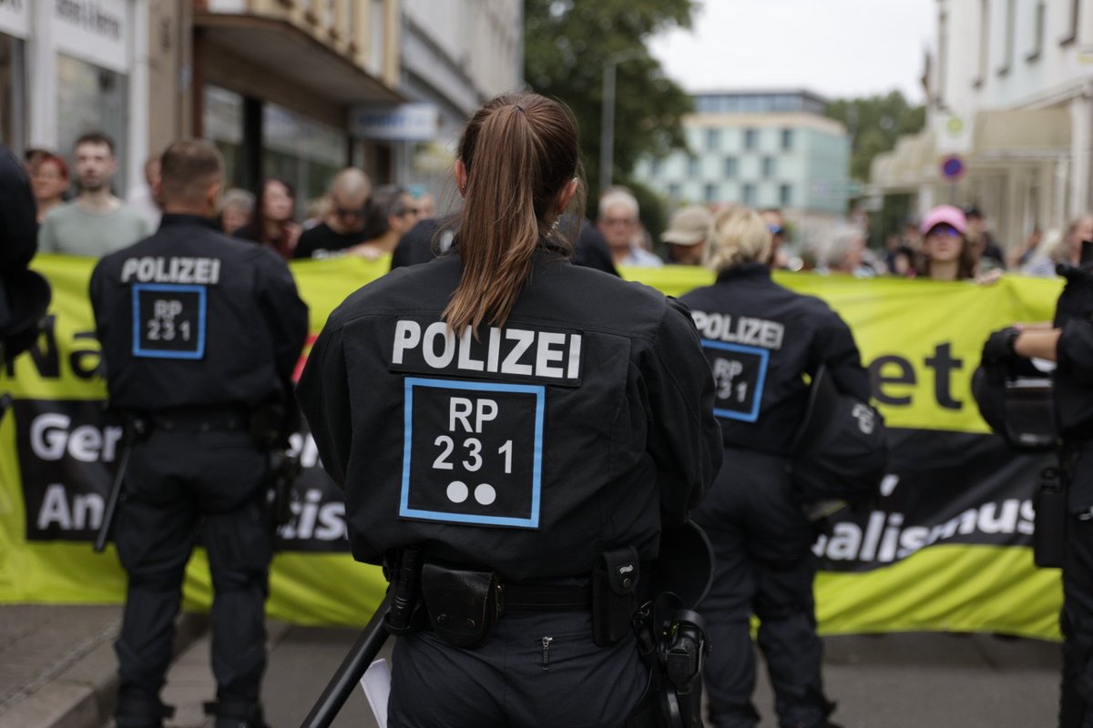 KaiSchwerdt's tweet image. 16:40 der Naziaufmarsch ist vorerst gestoppt. Polizei berät wie es weitergeht. #kl1908