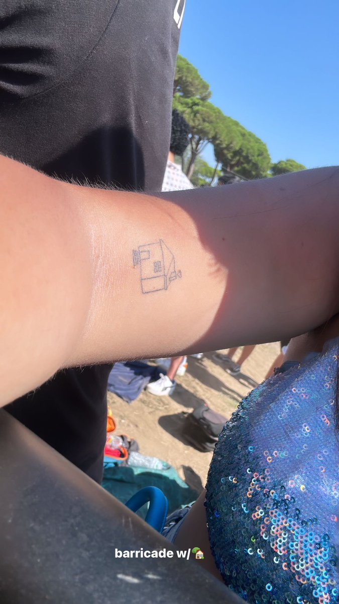 nogoodbbyes's tweet photo. Barricade + 🏡.  #AwayFromHomeFestival @Louis_Tomlinson https://t.co/nSK5bthAXT