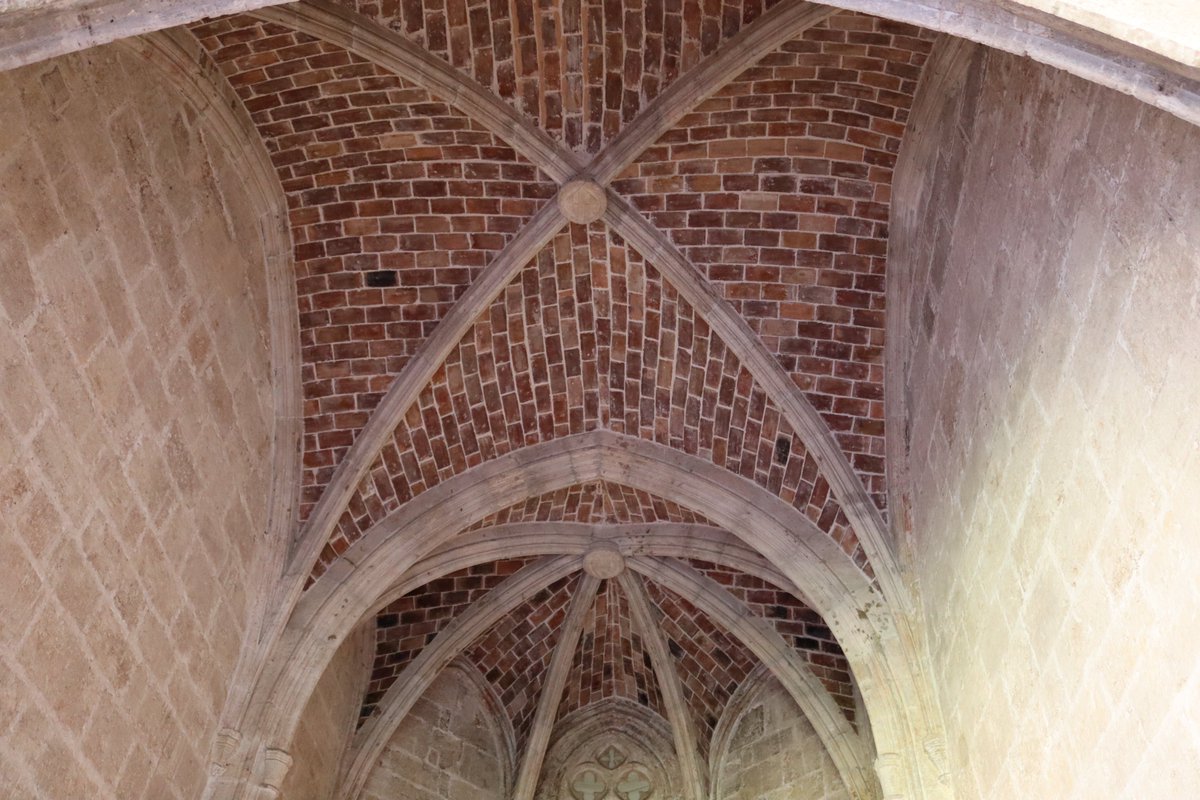 ProyectoHistor2's tweet photo. La bóveda tabicada tal y como la conocemos tiene origen andalusí. Curiosamente esta técnica pasó a la arquitectura cristiana en el Reino de Valencia, a finales del siglo XIV y de ahí al resto de la corona de Aragón. https://t.co/RDccmhrMIY