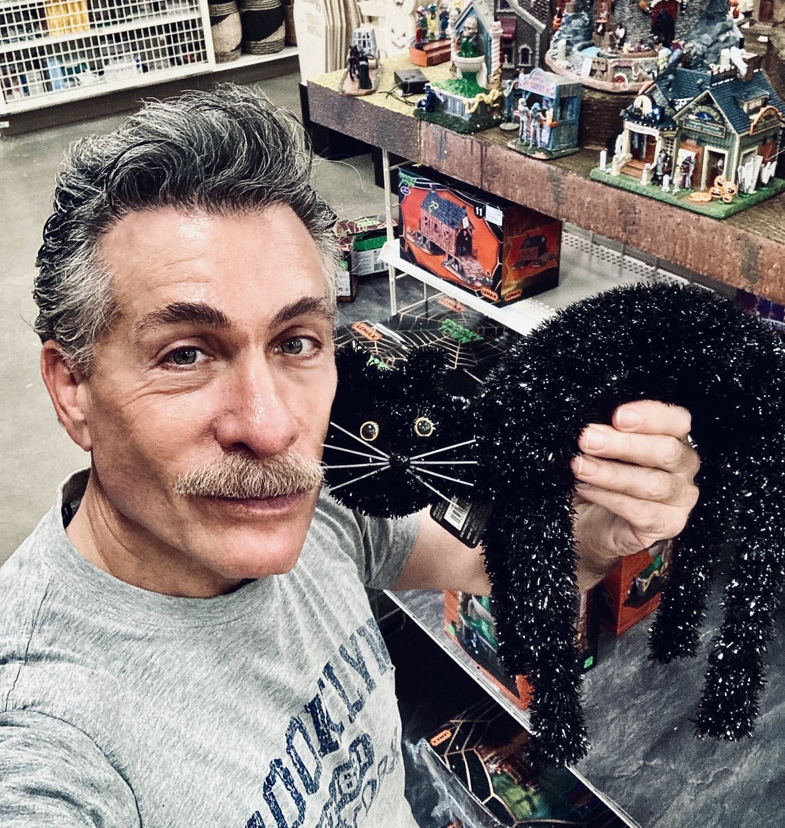 DrBuzz_Forensic's tweet photo. August & #mentalhealthawarenessmonth is HALF OVER - a time to focus on our internal stressors & develop ways to manage our emotions with #selfcare & #selfawareness. Consider a pet, a dog or a cat or consider volunteering to work with the #aspca #DrBuzz
#mentalhealthawareness https://t.co/qId2vZZAYZ