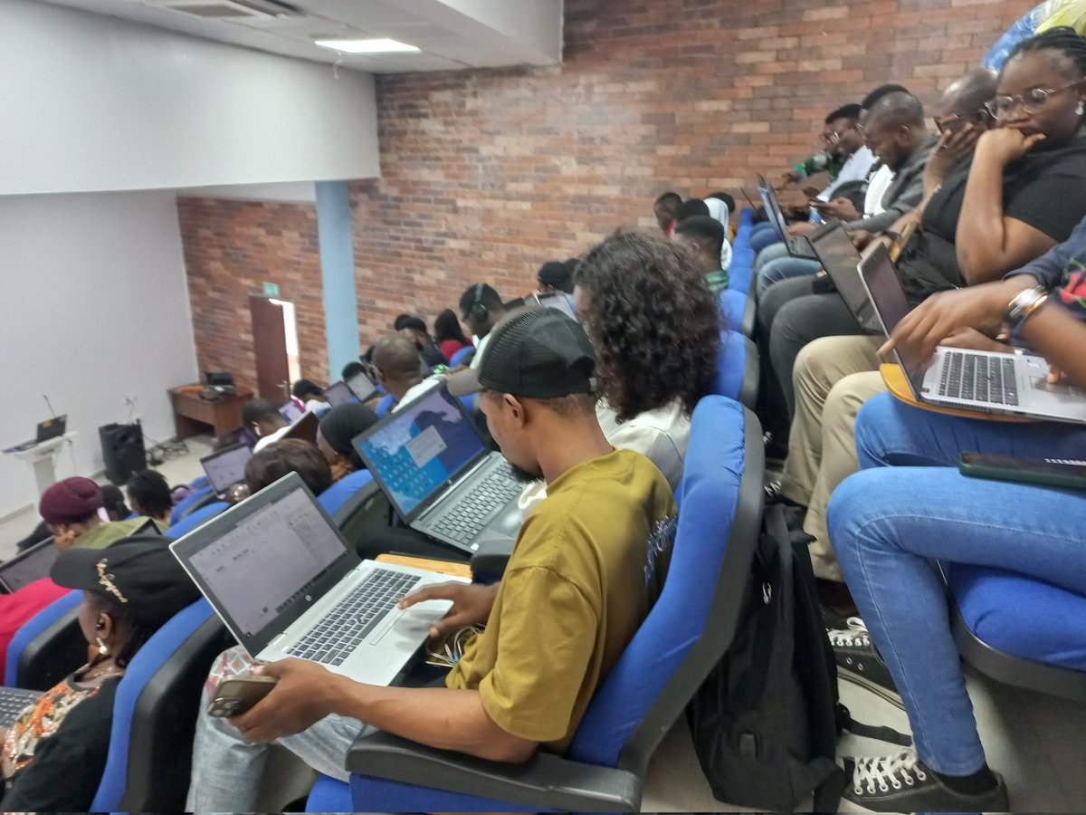 DonFrancis27's tweet image. We ended up doing traffic management. &quot;Create space for your neighbour &quot; 😂😂😂
Fabric Saturday was littttt 🔥🔥
#MicrosoftFabric