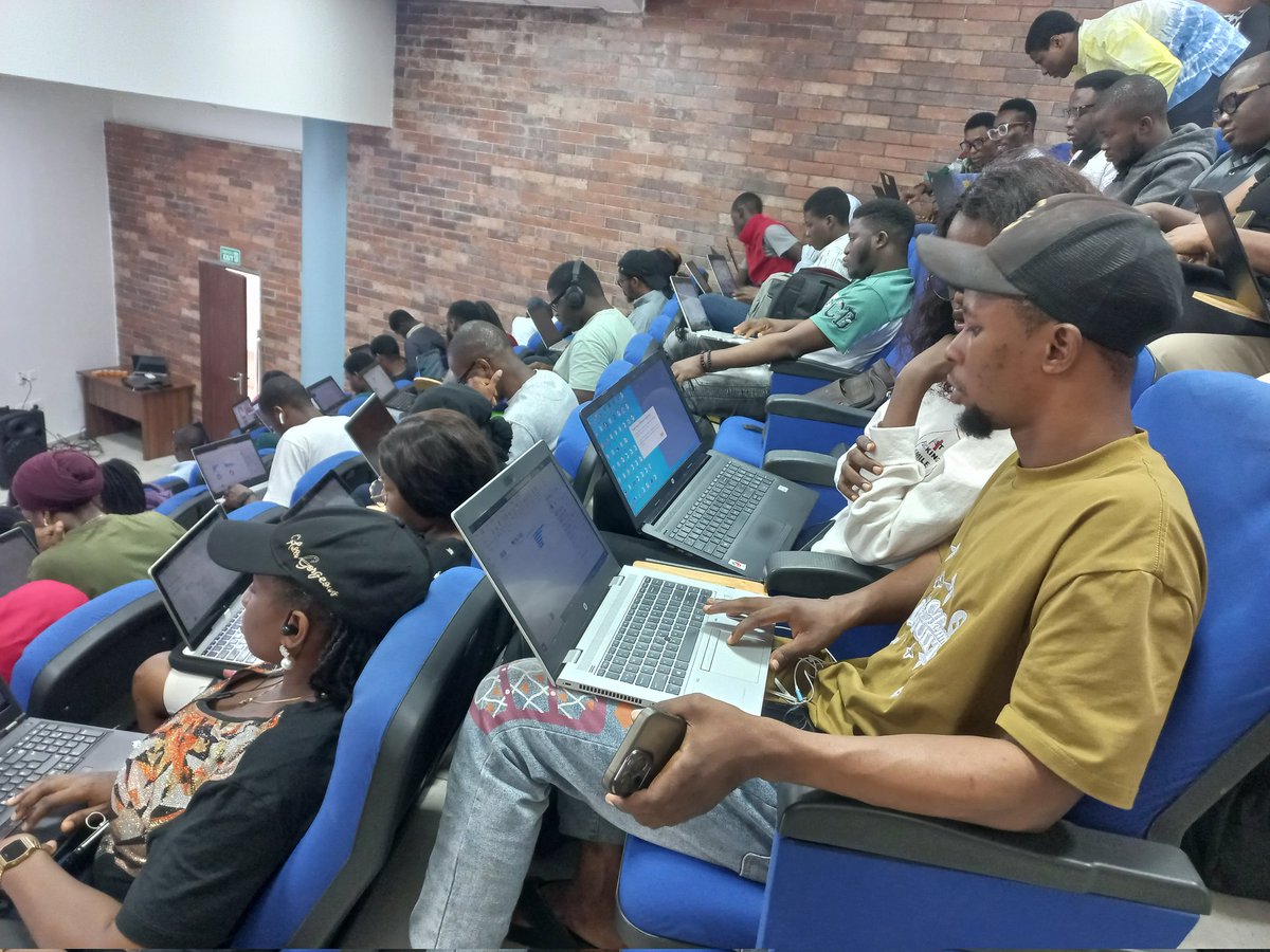 DonFrancis27's tweet image. We ended up doing traffic management. &quot;Create space for your neighbour &quot; 😂😂😂
Fabric Saturday was littttt 🔥🔥
#MicrosoftFabric