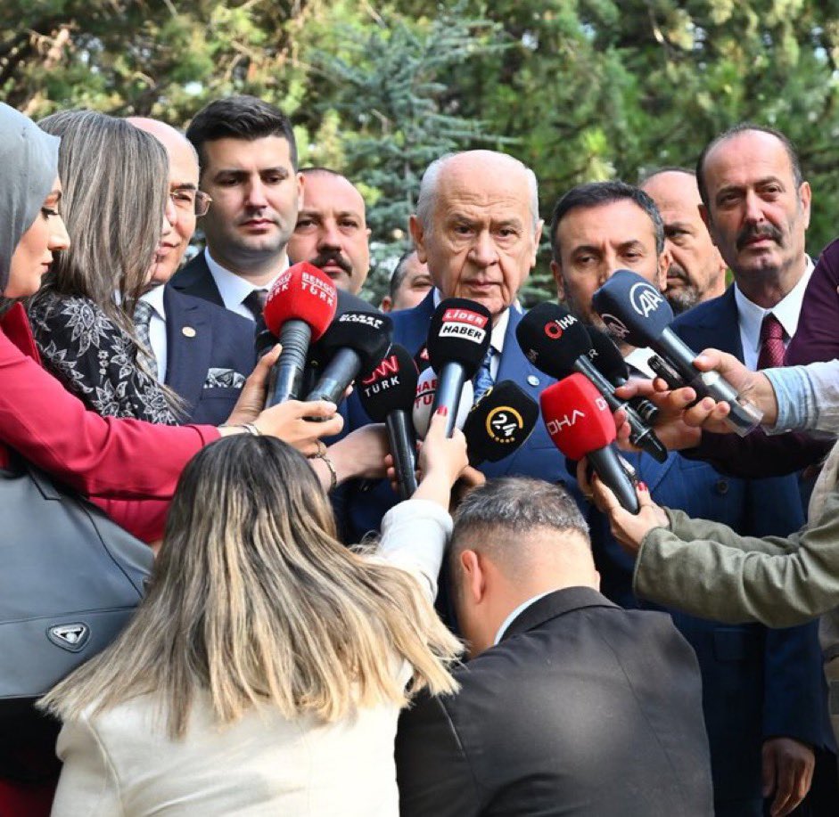 Kıbrıs’ta Yeşil Hat üzerindeki Pile Köyü’ne ulaşımı kolaylaştırmak için hazırlanan yol projesine, nereye ve kimlere hizmet ettiği az çok belli olan Birleşmiş Milletler Barış Gücü’nün haksız ve hukuksuz şekilde müdahil olması tam manasıyla ilkelliktir.

Liderimiz Sayın Devlet