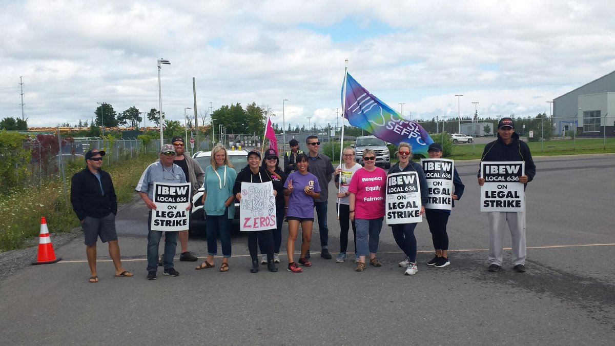 IBEWLocal636's tweet photo. A big shoutout to the amazing @OPSEU members for joining striking @hydroottawa workers yesterday on the picket line. ✊

You've inspired our members to organize and fight for safe working conditions, fair wages, and respect.

#Solidarity #StrongerTogether💪 https://t.co/QUDsAoGWEb
