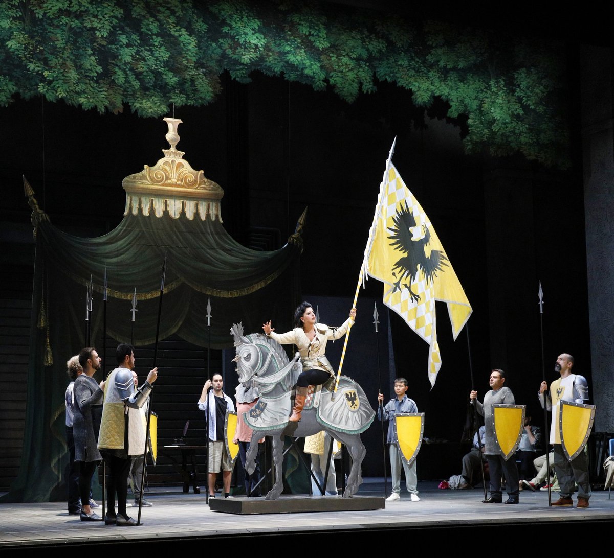 Rof_Pesaro's tweet photo. 🎠 Questa sera torna Adelaide di Borgogna. Collocata cronologicamente fra Armida e Mosè in Egitto, è in realtà più vicina a Tancredi.
L’elemento cavalleresco e il tono "epicheggiante" sono infatti molto forti, nonché la ricerca di un linguaggio araldico.
#ROFAdelaide #ROF2023 https://t.co/LwXT1PPlec